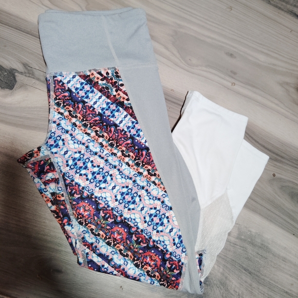 Athleta nomad salutation mesh Capri leggings - Picture 6 of 7